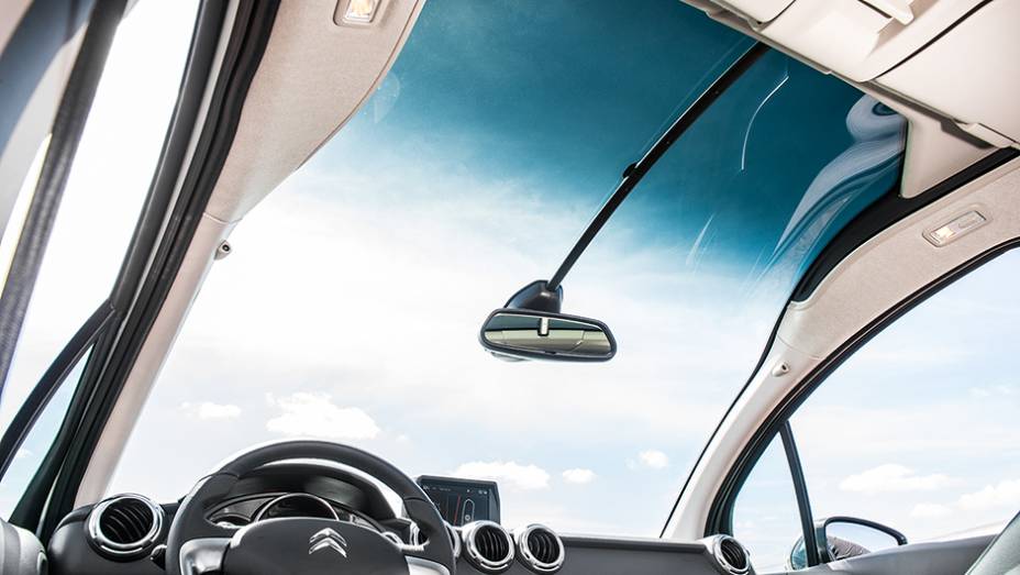 O grande para-brisa tem para-sol escamote&aacute;vel | <a href="https://preprod.quatrorodas.abril.com.br/carros/comparativos/hatches-compactos-premium-743627.shtml" rel="migration">Leia mais</a>