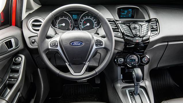 A iluminação é azul, nos instrumentos e no console | <a href="https://preprod.quatrorodas.abril.com.br/carros/comparativos/hatches-compactos-premium-743627.shtml" rel="migration">Leia mais</a> A iluminação é azul, nos instrumentos e no console | <a href="https://preprod.quatrorodas.abril.com.br/carros/comparativos/hatches-compactos-premium-743627.shtml" rel="migration">Leia mais</a>