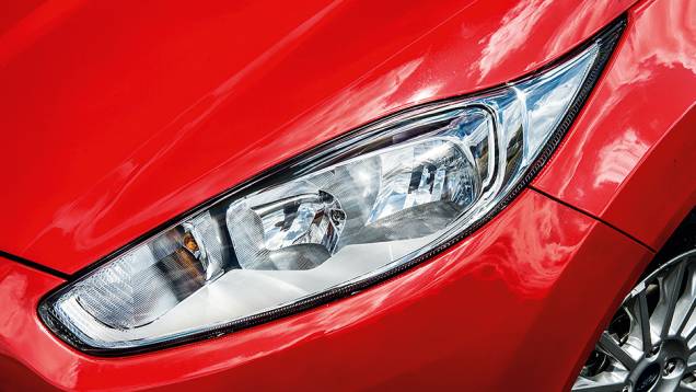Versão Titanium tem acendimento automático de faróis | <a href="https://preprod.quatrorodas.abril.com.br/carros/comparativos/hatches-compactos-premium-743627.shtml" rel="migration">Leia mais</a> Versão Titanium tem acendimento automático de faróis | <a href="https://preprod.quatrorodas.abril.com.br/carros/comparativos/hatches-compactos-premium-743627.shtml" rel="migration">Leia mais</a>