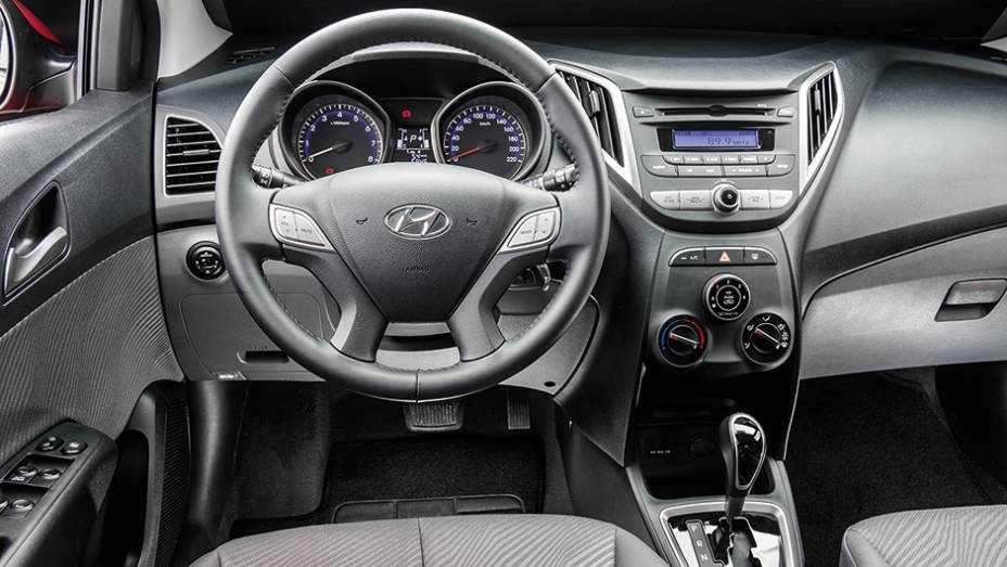 Painel bicolor e ar-condicionado manual de s&eacute;rie | <a href="https://preprod.quatrorodas.abril.com.br/carros/comparativos/hatches-compactos-premium-743627.shtml" rel="migration">Leia mais</a>