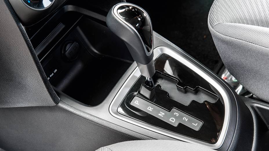 Transmiss&atilde;o autom&aacute;tica com quatro marchas | <a href="https://preprod.quatrorodas.abril.com.br/carros/comparativos/hatches-compactos-premium-743627.shtml" rel="migration">Leia mais</a>