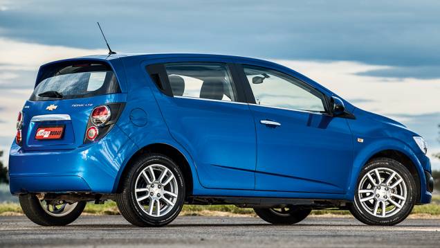 O Sonic tem estilo coreano, mas é fabricado no México | <a href="https://preprod.quatrorodas.abril.com.br/carros/comparativos/hatches-compactos-premium-743627.shtml" rel="migration">Leia mais</a> O Sonic tem estilo coreano, mas é fabricado no México | <a href="https://preprod.quatrorodas.abril.com.br/carros/comparativos/hatches-compactos-premium-743627.shtml" rel="migration">Leia mais</a>