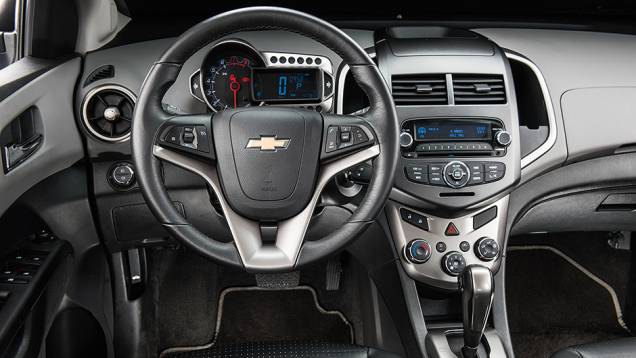 Painel de instrumentos minimalista mas completo | <a href="https://preprod.quatrorodas.abril.com.br/carros/comparativos/hatches-compactos-premium-743627.shtml" rel="migration">Leia mais</a> Painel de instrumentos minimalista mas completo | <a href="https://preprod.quatrorodas.abril.com.br/carros/comparativos/hatches-compactos-premium-743627.shtml" rel="migration">Leia mais</a>