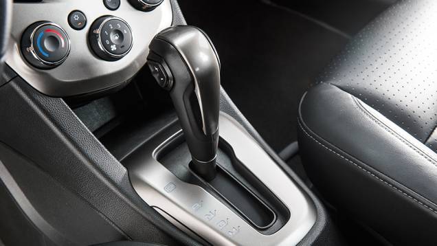 Botão na alavanca serve para trocas no modo manual | <a href="https://preprod.quatrorodas.abril.com.br/carros/comparativos/hatches-compactos-premium-743627.shtml" rel="migration">Leia mais</a> Botão na alavanca serve para trocas no modo manual | <a href="https://preprod.quatrorodas.abril.com.br/carros/comparativos/hatches-compactos-premium-743627.shtml" rel="migration">Leia mais</a>