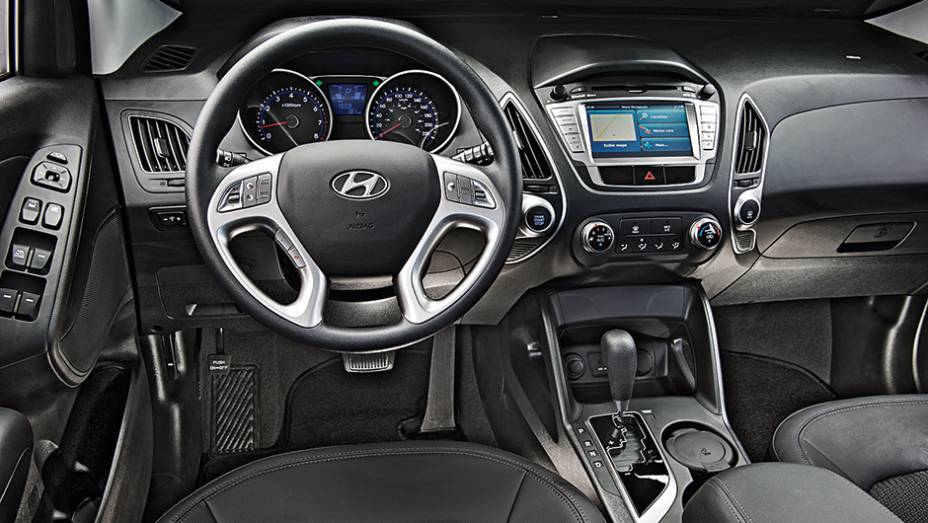 Visual elegante tenta camuflar menor rigor no acabamento | <a href="https://preprod.quatrorodas.abril.com.br/carros/comparativos/honda-cr-v-x-hyundai-ix35-744731.shtml" rel="migration">Leia mais</a>