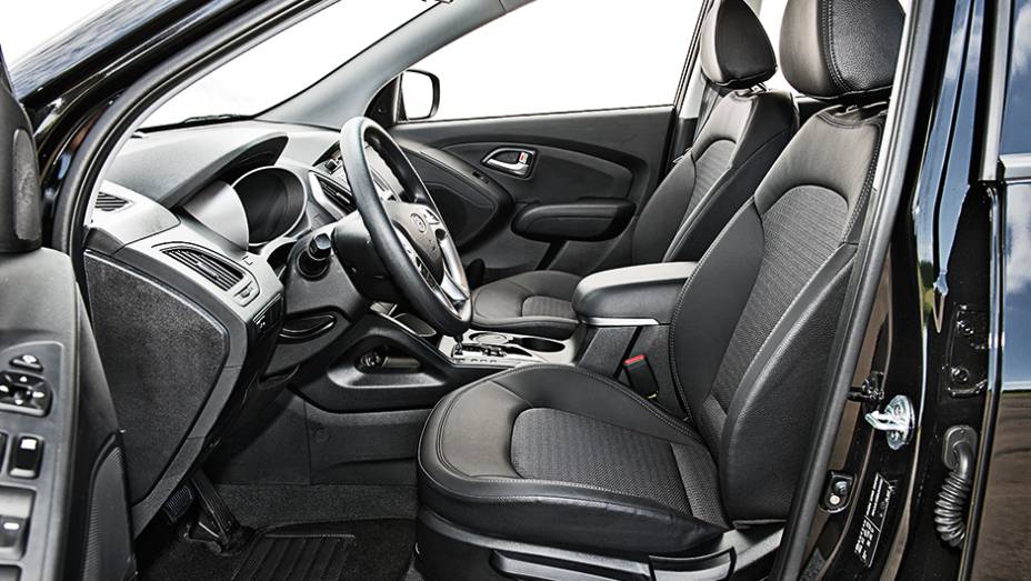 Abas laterais no encosto d&atilde;o suporte ao corpo em curvas | <a href="https://preprod.quatrorodas.abril.com.br/carros/comparativos/honda-cr-v-x-hyundai-ix35-744731.shtml" rel="migration">Leia mais</a>
