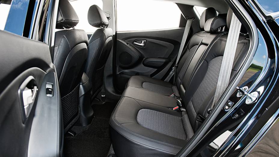 Atr&aacute;s, espa&ccedil;o para os p&eacute;s &eacute; menor,... | <a href="https://preprod.quatrorodas.abril.com.br/carros/comparativos/honda-cr-v-x-hyundai-ix35-744731.shtml" rel="migration">Leia mais</a>