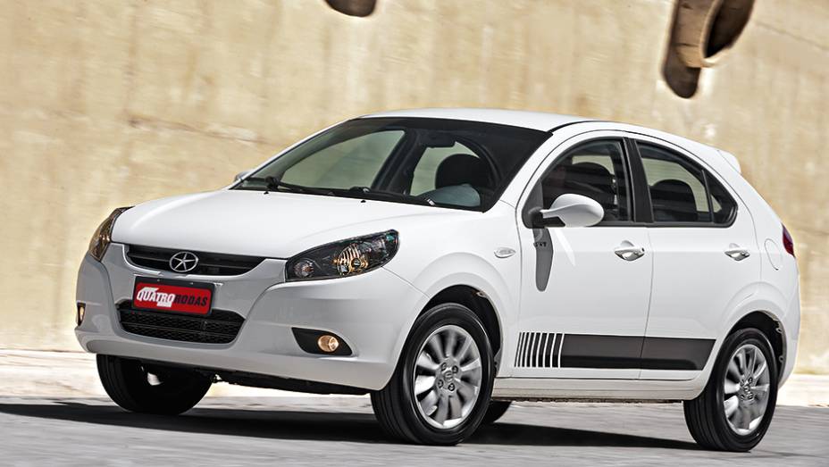 J3 S: far&oacute;is com m&aacute;scara negra e adesivos laterais | <a href="https://preprod.quatrorodas.abril.com.br/carros/comparativos/jac-j3-1-5-s-x-chery-celer-1-5-744920.shtml" rel="migration">Leia mais</a>