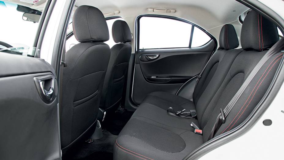 Atr&aacute;s, apoios altos atrapalham a vis&atilde;o | <a href="https://preprod.quatrorodas.abril.com.br/carros/comparativos/jac-j3-1-5-s-x-chery-celer-1-5-744920.shtml" rel="migration">Leia mais</a>