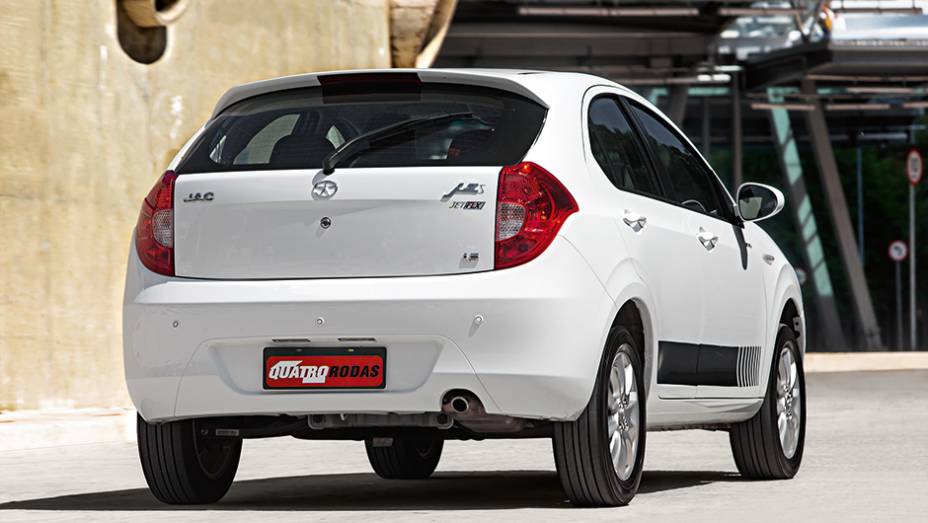 Sensor de estacionamento &eacute; item de s&eacute;rie no JAC J3 | <a href="https://preprod.quatrorodas.abril.com.br/carros/comparativos/jac-j3-1-5-s-x-chery-celer-1-5-744920.shtml" rel="migration">Leia mais</a>