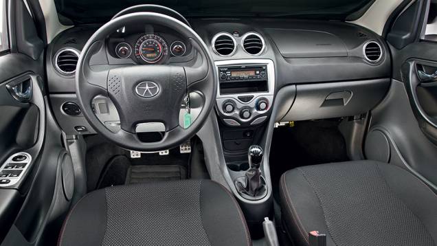 Volante de quatro raios e saídas de ventilação têm detalhes cromados | <a href="https://preprod.quatrorodas.abril.com.br/carros/comparativos/jac-j3-1-5-s-x-chery-celer-1-5-744920.shtml" rel="migration">Leia mais</a> Volante de quatro raios e saídas de ventilação têm detalhes cromados | <a href="https://preprod.quatrorodas.abril.com.br/carros/comparativos/jac-j3-1-5-s-x-chery-celer-1-5-744920.shtml" rel="migration">Leia mais</a>