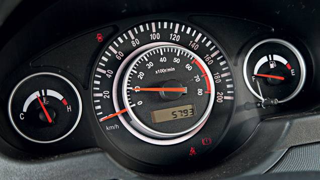 Formato do painel lembra o do Fox antigo | <a href="https://preprod.quatrorodas.abril.com.br/carros/comparativos/jac-j3-1-5-s-x-chery-celer-1-5-744920.shtml" rel="migration">Leia mais</a> Formato do painel lembra o do Fox antigo | <a href="https://preprod.quatrorodas.abril.com.br/carros/comparativos/jac-j3-1-5-s-x-chery-celer-1-5-744920.shtml" rel="migration">Leia mais</a>