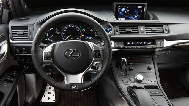 Acabamento de couro e alumínio | <a href="https://preprod.quatrorodas.abril.com.br/carros/lancamentos/lexus-ct-200h-f-sport-743425.shtml" rel="migration">Leia mais</a> Acabamento de couro e alumínio | <a href="https://preprod.quatrorodas.abril.com.br/carros/lancamentos/lexus-ct-200h-f-sport-743425.shtml" rel="migration">Leia mais</a>