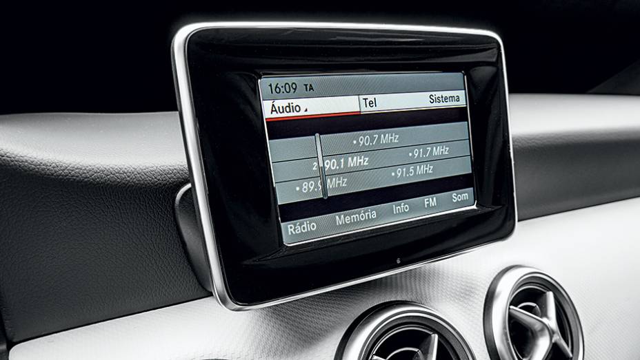 A tela &eacute; multim&iacute;dia, mas o GPS n&atilde;o funciona no Brasil | <a href="https://preprod.quatrorodas.abril.com.br/carros/testes/mercedes-benz-200-urban-742618.shtml" rel="migration">Leia mais</a>