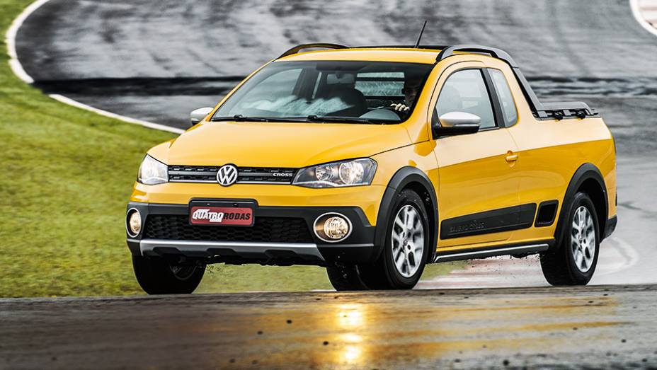 Saveiro é boa de curvas, mesmo com pneus de uso misto | <a href="https://preprod.quatrorodas.abril.com.br/carros/lancamentos/vw-saveiro-cross-2014-743387.shtml" rel="migration">Leia mais</a>