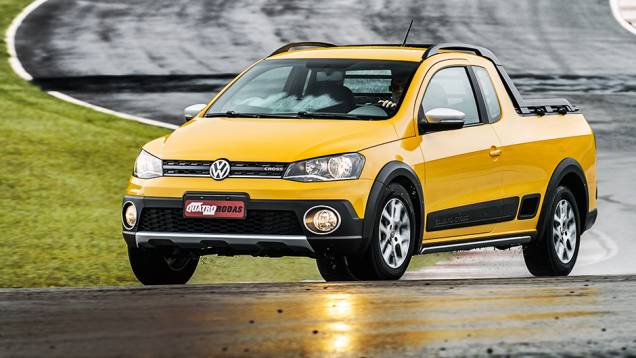 Saveiro é boa de curvas, mesmo com pneus de uso misto | <a href="https://preprod.quatrorodas.abril.com.br/carros/lancamentos/vw-saveiro-cross-2014-743387.shtml" rel="migration">Leia mais</a> Saveiro é boa de curvas, mesmo com pneus de uso misto | <a href="https://preprod.quatrorodas.abril.com.br/carros/lancamentos/vw-saveiro-cross-2014-743387.shtml" rel="migration">Leia mais</a>