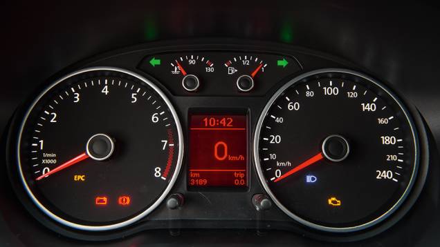 Display digital trocou a cor branca pelo âmbar | <a href="https://preprod.quatrorodas.abril.com.br/carros/lancamentos/vw-saveiro-cross-2014-743387.shtml" rel="migration">Leia mais</a> Display digital trocou a cor branca pelo âmbar | <a href="https://preprod.quatrorodas.abril.com.br/carros/lancamentos/vw-saveiro-cross-2014-743387.shtml" rel="migration">Leia mais</a>