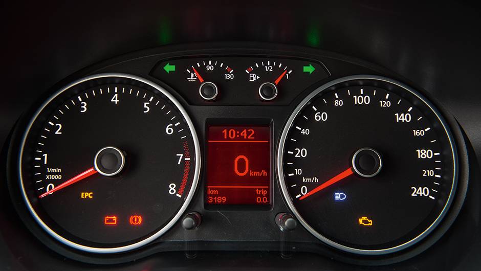 Display digital trocou a cor branca pelo &acirc;mbar | <a href="https://preprod.quatrorodas.abril.com.br/carros/lancamentos/vw-saveiro-cross-2014-743387.shtml" rel="migration">Leia mais</a>
