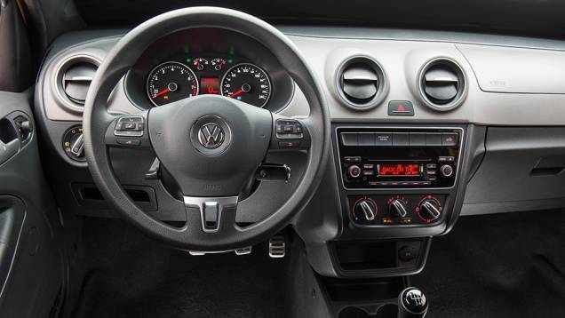 Atualização trocou os direcionadores das saídas de ar e os botões do sistema de ventilação | <a href="https://preprod.quatrorodas.abril.com.br/carros/lancamentos/vw-saveiro-cross-2014-743387.shtml" rel="migration">Leia mais</a> Atualização trocou os direcionadores das saídas de ar e os botões do sistema de ventilação | <a href="https://preprod.quatrorodas.abril.com.br/carros/lancamentos/vw-saveiro-cross-2014-743387.shtml" rel="migration">Leia mais</a>