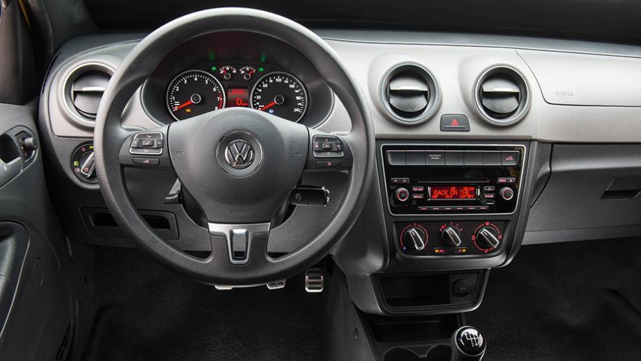 Atualiza&ccedil;&atilde;o trocou os direcionadores das sa&iacute;das de ar e os bot&otilde;es do sistema de ventila&ccedil;&atilde;o | <a href="https://preprod.quatrorodas.abril.com.br/carros/lancamentos/vw-saveiro-cross-2014-743387.shtml" rel="migration">Leia mais</a>