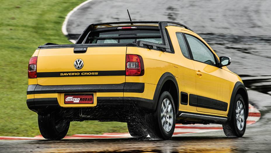 Na parte traseira, o nome da versão passou a ser embutida em um adesivo preto horizontal | <a href="https://preprod.quatrorodas.abril.com.br/carros/lancamentos/vw-saveiro-cross-2014-743387.shtml" rel="migration">Leia mais</a>