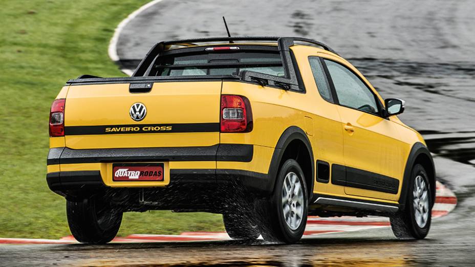 Na parte traseira, o nome da versão passou a ser embutida em um adesivo preto horizontal | <a href="https://preprod.quatrorodas.abril.com.br/carros/lancamentos/vw-saveiro-cross-2014-743387.shtml" rel="migration">Leia mais</a> Na parte traseira, o nome da versão passou a ser embutida em um adesivo preto horizontal | <a href="https://preprod.quatrorodas.abril.com.br/carros/lancamentos/vw-saveiro-cross-2014-743387.shtml" rel="migration">Leia mais</a>
