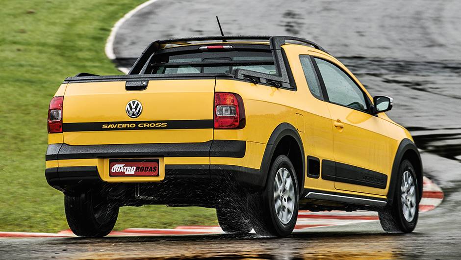 Na parte traseira, o nome da vers&atilde;o passou a ser embutida em um adesivo preto horizontal | <a href="https://preprod.quatrorodas.abril.com.br/carros/lancamentos/vw-saveiro-cross-2014-743387.shtml" rel="migration">Leia mais</a>