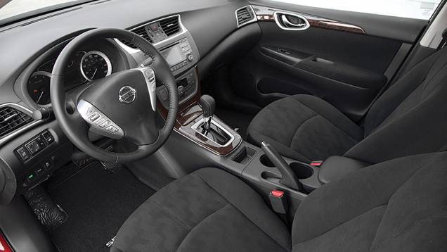 Na versão SL, o câmbio é CVT; a básica S vem com um manual de seis marchas | <a href="https://preprod.quatrorodas.abril.com.br/carros/impressoes/nissan-sentra-1-8-744751.shtml" rel="migration">Leia mais</a> Na versão SL, o câmbio é CVT; a básica S vem com um manual de seis marchas | <a href="https://preprod.quatrorodas.abril.com.br/carros/impressoes/nissan-sentra-1-8-744751.shtml" rel="migration">Leia mais</a>