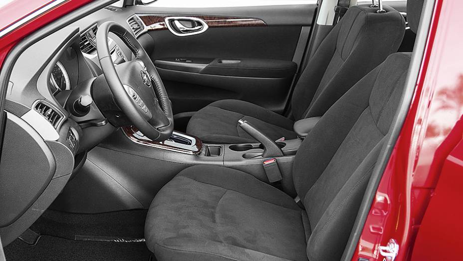 O Sentra tem mais espaço interno que o irmão Altima, de categoria superior | <a href="https://preprod.quatrorodas.abril.com.br/carros/impressoes/nissan-sentra-1-8-744751.shtml" rel="migration">Leia mais</a>