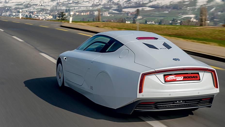 Rodas cobertas e traseira afilada para ajudar na aerodin&acirc;mica | <a href="https://preprod.quatrorodas.abril.com.br/carros/impressoes/volkswagen-xl1-744382.shtml" rel="migration">Leia mais</a>