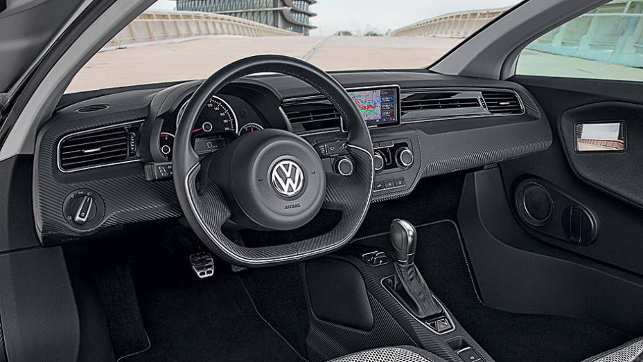 Interior rico em fibra de carbono | <a href="https://preprod.quatrorodas.abril.com.br/carros/impressoes/volkswagen-xl1-744382.shtml" rel="migration">Leia mais</a>