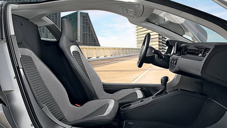 Banco do passageiro 22 cm mais recuado que o do motorista, para deixar o ve&iacute;culo mais estreito | <a href="https://preprod.quatrorodas.abril.com.br/carros/impressoes/volkswagen-xl1-744382.shtml" rel="migration">Leia mais</a>