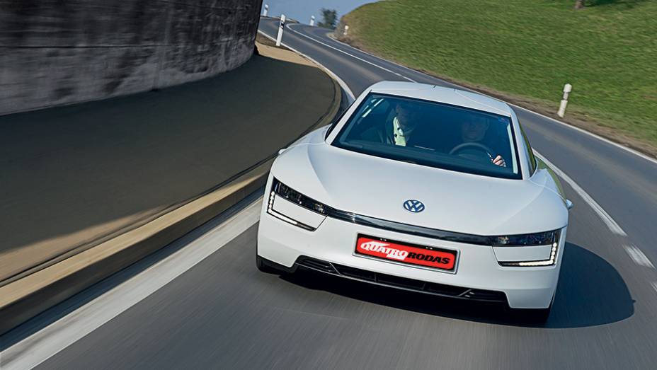 Motor diesel &eacute; traseiro, mas o ar &eacute; captado sob o para-choque | <a href="https://preprod.quatrorodas.abril.com.br/carros/impressoes/volkswagen-xl1-744382.shtml" rel="migration">Leia mais</a>