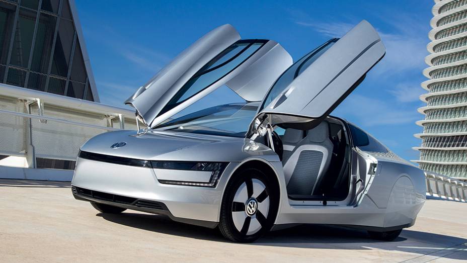 Acesso &eacute; facilitado pela porta que abre para cima e leva parte do teto, como no Ford GT | <a href="https://preprod.quatrorodas.abril.com.br/carros/impressoes/volkswagen-xl1-744382.shtml" rel="migration">Leia mais</a>