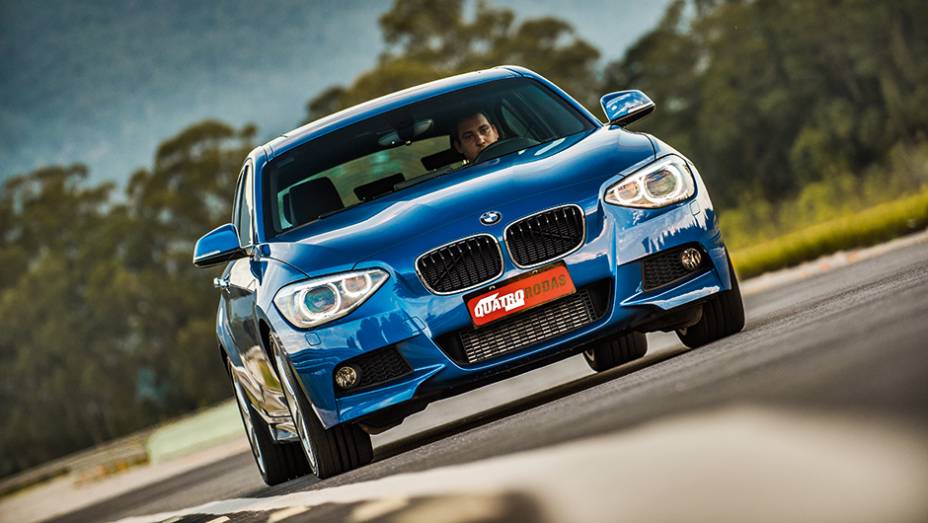 O para-choque redesenhado deixou o hatch com visual de carro nervoso | <a href="https://preprod.quatrorodas.abril.com.br/carros/testes/bmw-125i-m-sport-748254.shtml" rel="migration">Leia mais</a>