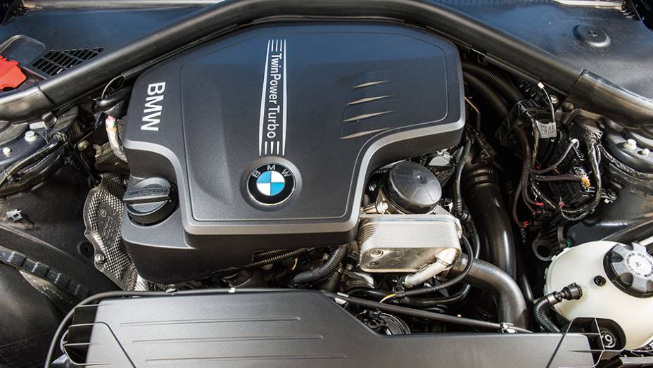 Motor 2.0 de quatro cilindros gera 218 cv de pot&ecirc;ncia | <a href="https://preprod.quatrorodas.abril.com.br/carros/testes/bmw-125i-m-sport-748254.shtml" rel="migration">Leia mais</a>