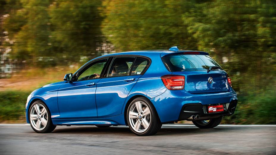 Rodas Motorsport aro 18, saias aerodin&acirc;micas e ponteira dupla de escapamento s&atilde;o itens exclusivos da vers&atilde;o 125i | <a href="https://preprod.quatrorodas.abril.com.br/carros/testes/bmw-125i-m-sport-748254.shtml" rel="migration">Leia mais</a>