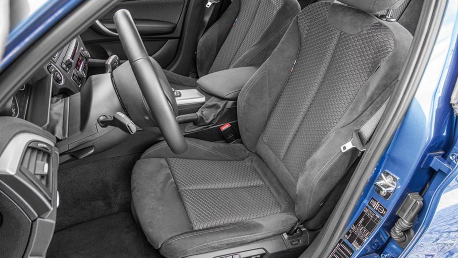 Banco esportivo com ajuste el&eacute;trico | <a href="https://preprod.quatrorodas.abril.com.br/carros/testes/bmw-125i-m-sport-748254.shtml" rel="migration">Leia mais</a>