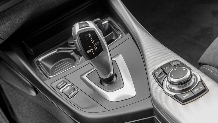 C&acirc;mbio autom&aacute;tico tem 8 marchas | <a href="https://preprod.quatrorodas.abril.com.br/carros/testes/bmw-125i-m-sport-748254.shtml" rel="migration">Leia mais</a>