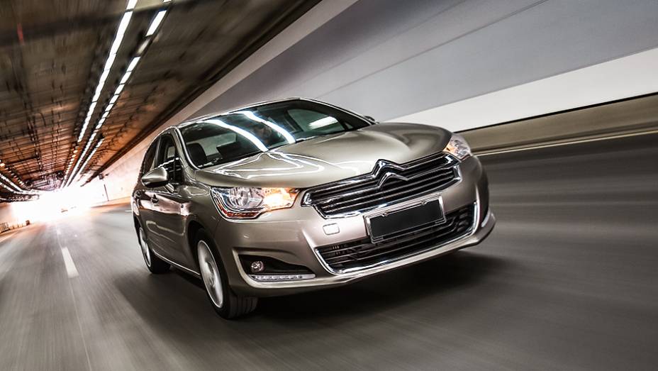 Sucessor do C4 Pallas, o C4 Lounge foi originalmente lançado na China | <a href="https://preprod.quatrorodas.abril.com.br/carros/lancamentos/citroen-c4-lounge-749737.shtml" rel="migration">Saiba mais sobre o C4 Lounge</a> | <a href="https://preprod.quatrorodas.abril.com.br/carros/impresso" rel="migration"></a>