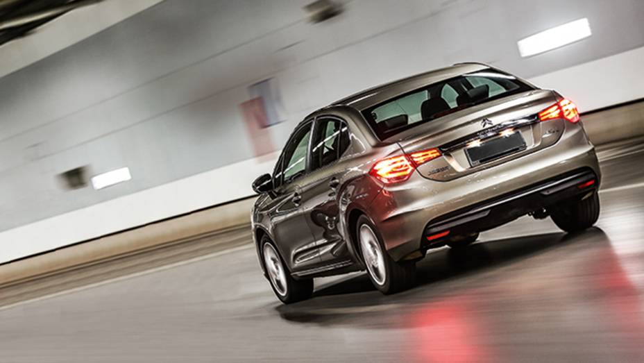 Seu entre-eixos é 11 cm maior que o do Corolla | <a href="https://preprod.quatrorodas.abril.com.br/carros/lancamentos/citroen-c4-lounge-749737.shtml" rel="migration">Saiba mais sobre o C4 Lounge</a> | <a href="https://preprod.quatrorodas.abril.com.br/carros/impressoes/citroen-c4-l-1-6-thp" rel="migration"></a> Seu entre-eixos é 11 cm maior que o do Corolla | <a href="https://preprod.quatrorodas.abril.com.br/carros/lancamentos/citroen-c4-lounge-749737.shtml" rel="migration">Saiba mais sobre o C4 Lounge</a> | <a href="https://preprod.quatrorodas.abril.com.br/carros/impressoes/citroen-c4-l-1-6-thp" rel="migration"></a>