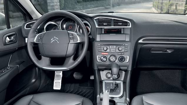 C4 Lounge abandonou o volante de cubo fixo | <a href="https://preprod.quatrorodas.abril.com.br/carros/lancamentos/citroen-c4-lounge-749737.shtml" rel="migration">Saiba mais sobre o C4 Lounge</a> | <a href="https://preprod.quatrorodas.abril.com.br/carros/impressoes/citroen-c4-l-1-6-thp-746" rel="migration"></a> C4 Lounge abandonou o volante de cubo fixo | <a href="https://preprod.quatrorodas.abril.com.br/carros/lancamentos/citroen-c4-lounge-749737.shtml" rel="migration">Saiba mais sobre o C4 Lounge</a> | <a href="https://preprod.quatrorodas.abril.com.br/carros/impressoes/citroen-c4-l-1-6-thp-746" rel="migration"></a>