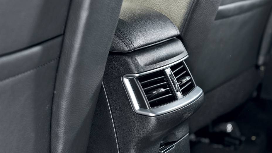 N&atilde;o ter&aacute; ajuste da ventila&ccedil;&atilde;o traseira, mas manter&aacute; as sa&iacute;das de ar atr&aacute;s | <a href="https://preprod.quatrorodas.abril.com.br/carros/lancamentos/citroen-c4-lounge-749737.shtml" rel="migration">Saiba mais sobre o C4 Lounge</a> | <a href="https://preprod.quatrorodas.abril.com.br/carros/impr" rel="migration"></a>