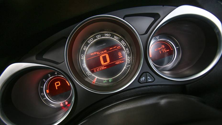 Em vez de instrumentos digitais no meio do painel, vers&otilde;es anal&oacute;gica e digital atr&aacute;s do volante | <a href="https://preprod.quatrorodas.abril.com.br/carros/lancamentos/citroen-c4-lounge-749737.shtml" rel="migration">Saiba mais sobre o C4 Lounge</a> | <a href="https://quatrorodas.ab" rel="migration"></a>