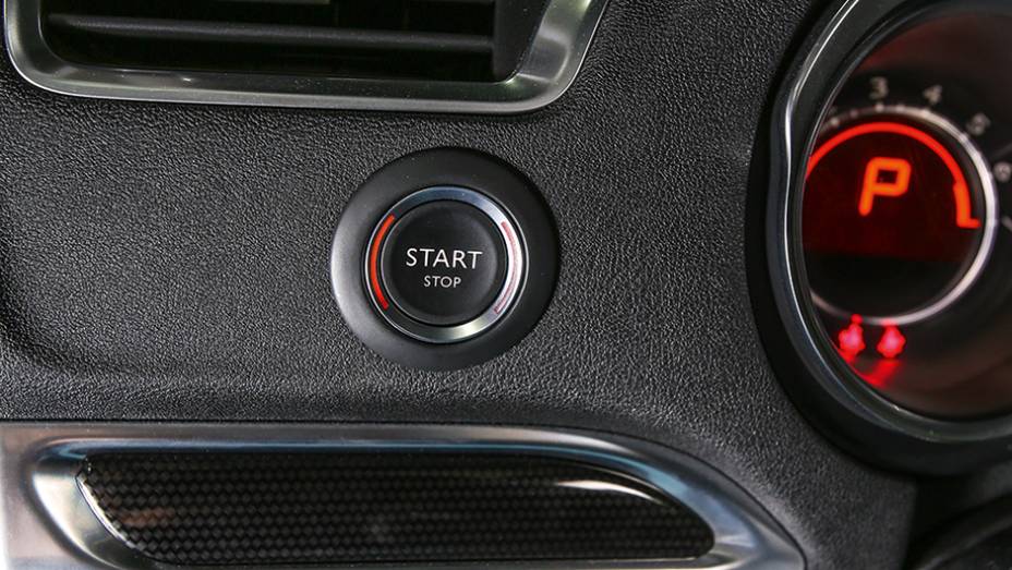 Versão topo-de-linha traz partida do motor no botão | <a href="https://preprod.quatrorodas.abril.com.br/carros/lancamentos/citroen-c4-lounge-749737.shtml" rel="migration">Saiba mais sobre o C4 Lounge</a> | <a href="https://preprod.quatrorodas.abril.com.br/carros/impressoes/citroen-c4-l-1-" rel="migration"></a>