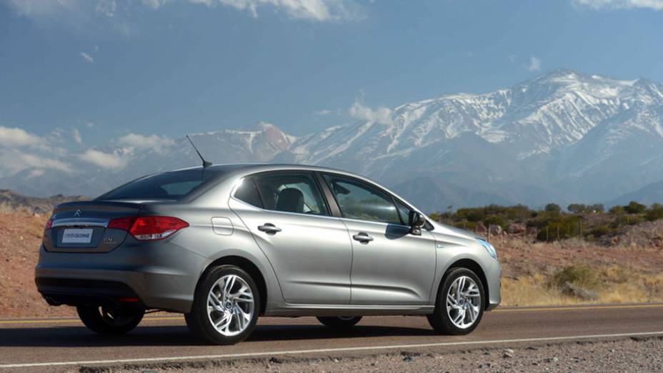 Al&eacute;m do 1.6 THP (com 163 cv), ele ter&aacute; motor 2.0 Flex nas vers&otilde;es mais baratas | <a href="https://preprod.quatrorodas.abril.com.br/carros/lancamentos/citroen-c4-lounge-749737.shtml" rel="migration">Saiba mais sobre o C4 Lounge</a> | <a href="https://preprod.quatrorodas.abril.com.br/carros" rel="migration"></a>