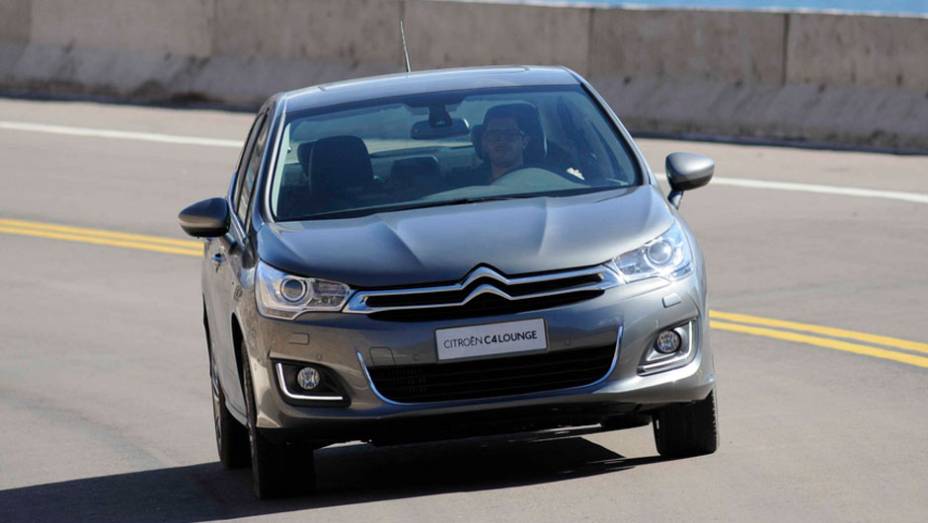 A dianteira lembra o C4 hatch europeu e a linha DS vendida no país | <a href="https://preprod.quatrorodas.abril.com.br/carros/lancamentos/citroen-c4-lounge-749737.shtml" rel="migration">Saiba mais sobre o C4 Lounge</a> | <a href="https://preprod.quatrorodas.abril.com.br/carros/impressoes/" rel="migration"></a>