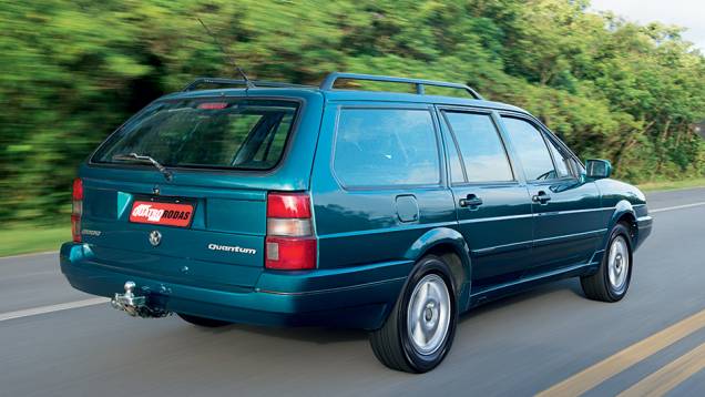 A ampla tampa dava acesso ao porta-malas de 385 litros | <a href="https://preprod.quatrorodas.abril.com.br/carros/classicos-brasileiros/volkswagen-quantum-segunda-geracao-746867.shtml" rel="migration">Leia mais</a> A ampla tampa dava acesso ao porta-malas de 385 litros | <a href="https://preprod.quatrorodas.abril.com.br/carros/classicos-brasileiros/volkswagen-quantum-segunda-geracao-746867.shtml" rel="migration">Leia mais</a>