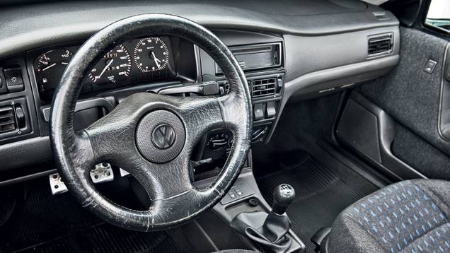 Volante de três raios e painel inspirado no Passat alemão | <a href="https://preprod.quatrorodas.abril.com.br/carros/classicos-brasileiros/volkswagen-quantum-segunda-geracao-746867.shtml" rel="migration">Leia mais</a> Volante de três raios e painel inspirado no Passat alemão | <a href="https://preprod.quatrorodas.abril.com.br/carros/classicos-brasileiros/volkswagen-quantum-segunda-geracao-746867.shtml" rel="migration">Leia mais</a>