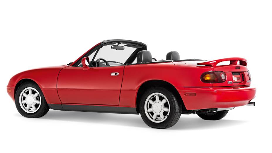 Para ser leve, tinha o mínimo de itens de série: direção e ar eram opcionais | <a href="https://preprod.quatrorodas.abril.com.br/carros/classicos-grandescarros/mazda-mx-5-miata-747828.shtml" rel="migration">Leia mais</a>